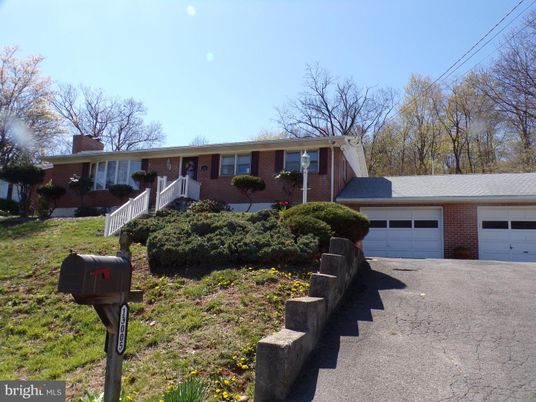 Attached, Exterior, Facade, Brick Facade, Cape Cod