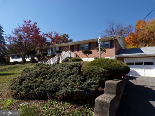 Attached, Exterior, Facade, Brick Facade, Ranch