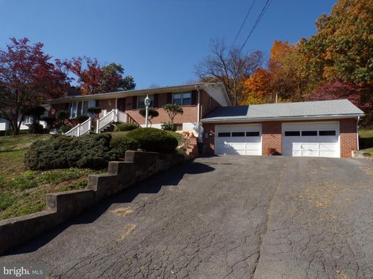 Attached, Exterior, Facade, Brick Facade, Split Level