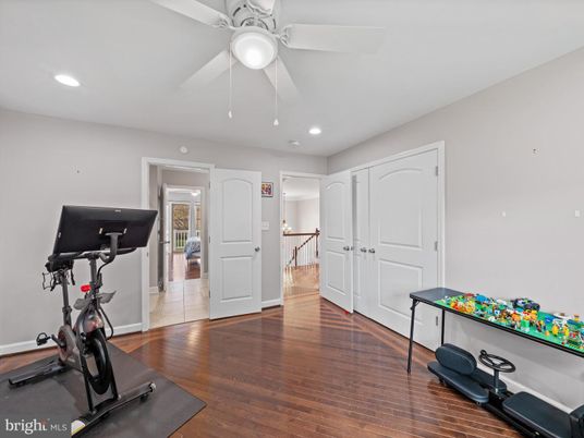 Fitness Equipment, Interior, Recessed Lighting, Wood Texture Flooring