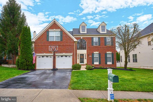 Attached, Exterior, Facade, Brick Facade, Georgian