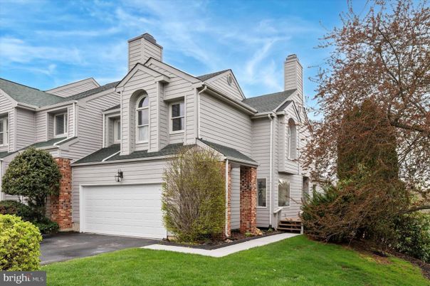 Attached, Exterior, Facade, Brick Facade, Queen Anne Victorian