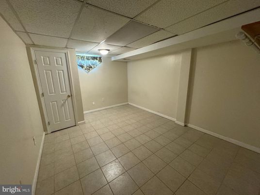 Empty room, Interior