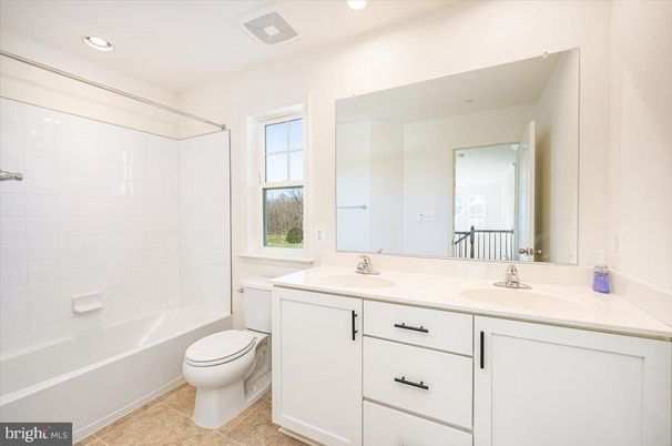 Bathroom, Dual Sink Vanities, Interior, Recessed Lighting