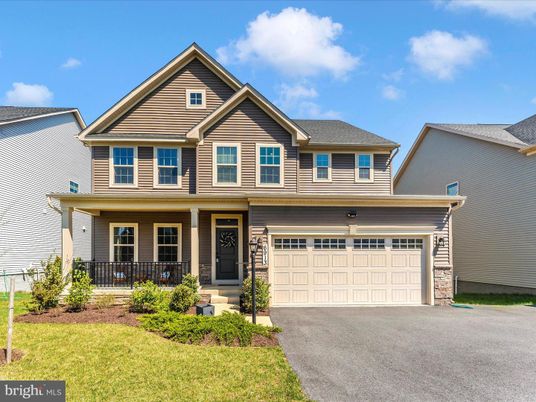 Attached, Exterior, Facade, Farmhouse