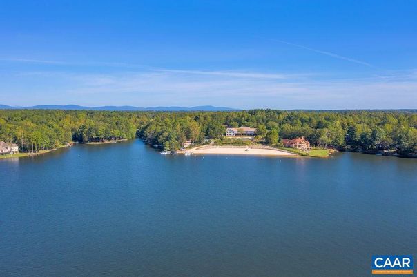 Exterior, Lake