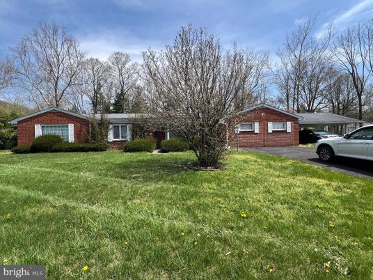 Exterior, Facade, Brick Facade, Ranch