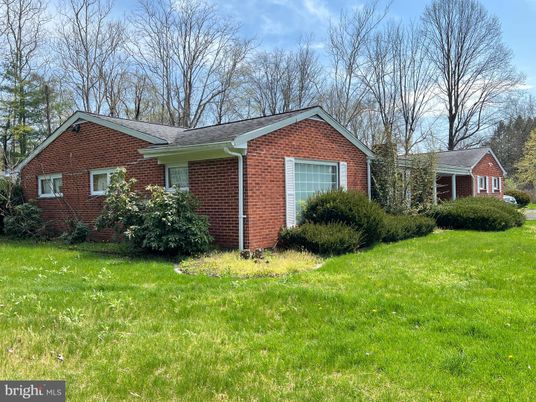 Exterior, Facade, Brick Facade, Ranch