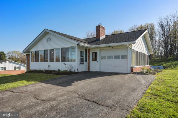 Attached, Exterior, Facade, Ranch
