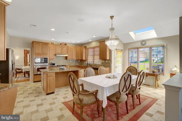 Chandelier, Dining room, Interior, Kitchen, Recessed Lighting, Stainless Steel Appliances