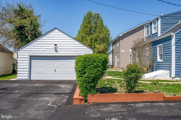 Detached Garage, Exterior