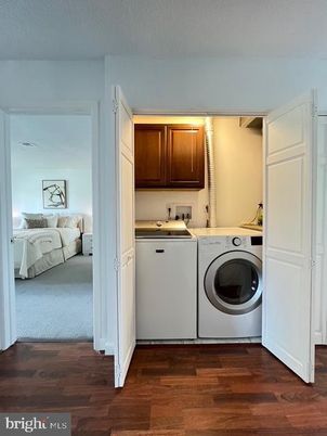 Bedroom, Interior, Washer, Wood Texture Flooring