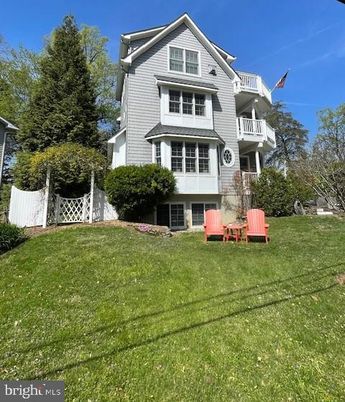 Backyard, Exterior, Facade, Queen Anne Victorian