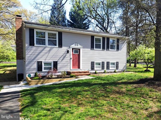 Exterior, Facade, Raised Ranch