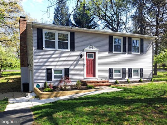 Backyard, Exterior, Facade, Raised Ranch