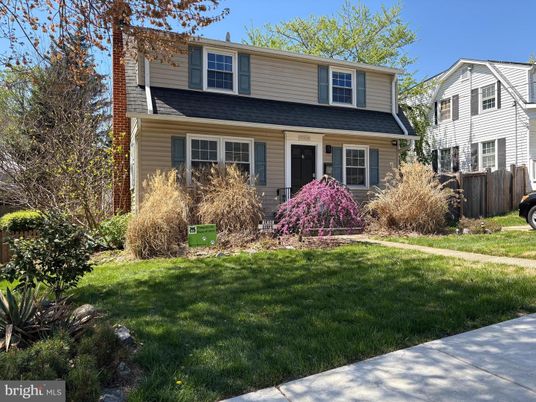 Exterior, Facade, American Foursquare