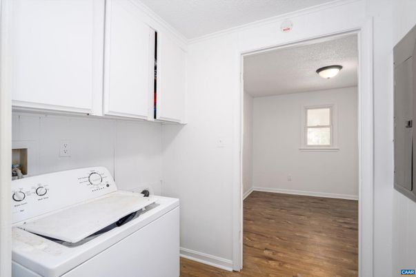 Interior, Utility Closets, Washer, Wood Texture Flooring