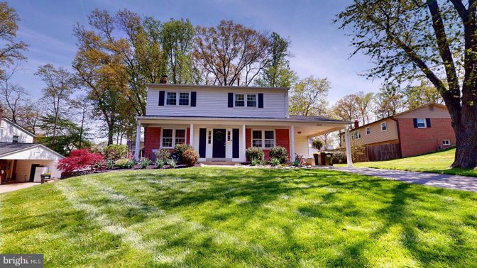 Backyard, Exterior, Facade, Brick Facade, Split Level