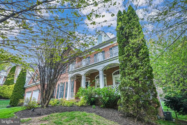 Attached, Exterior, Facade, Brick Facade, Queen Anne Victorian
