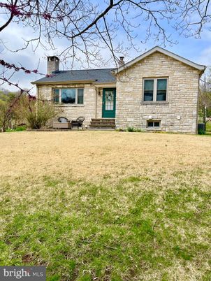 Backyard, Exterior, Facade, Brick Facade, Split Level