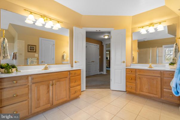 Bathroom, Dual Sink Vanities, Interior