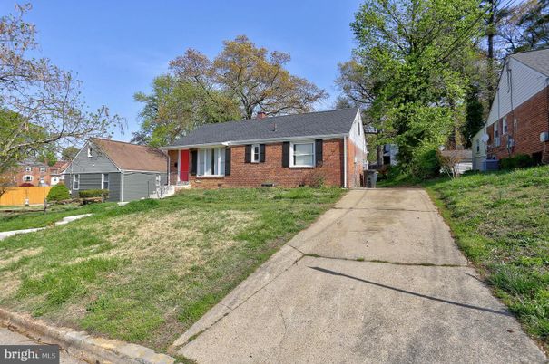 Exterior, Facade, Brick Facade, Cape Cod