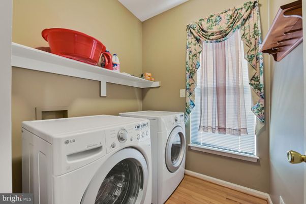 Interior, Washer, Wood Texture Flooring