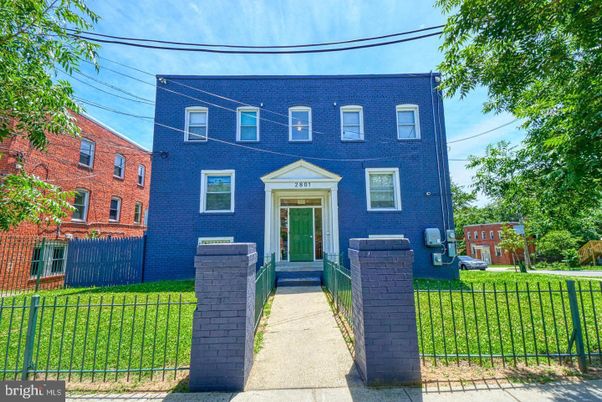 Exterior, Facade, Brick Facade, Georgian