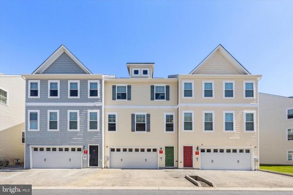 Attached, Exterior, Facade, Rowhouse