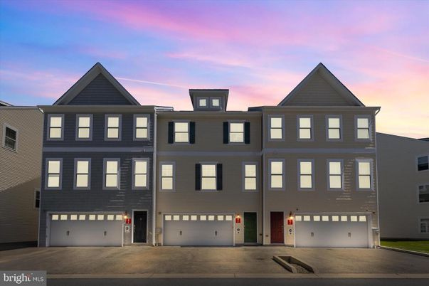 Attached, Exterior, Facade, Rowhouse