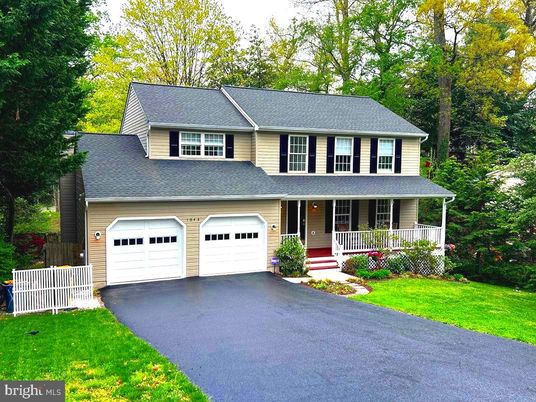 Attached, Exterior, Facade, Farmhouse