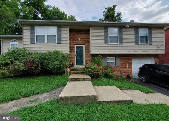 Attached, Exterior, Facade, Brick Facade, Raised Ranch