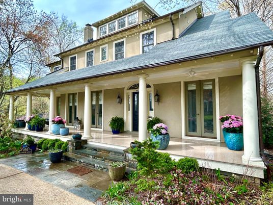 Exterior, Facade, American Foursquare