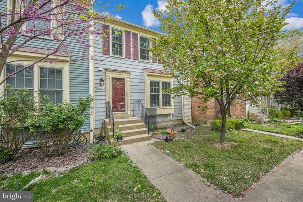 Exterior, Facade, Brick Facade, American Foursquare