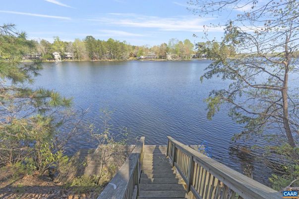 Exterior, Lake