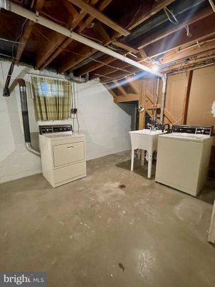Interior, Washer, Wooden Beams