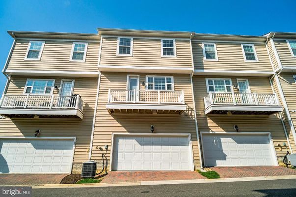 Attached, Exterior, Facade, Rowhouse