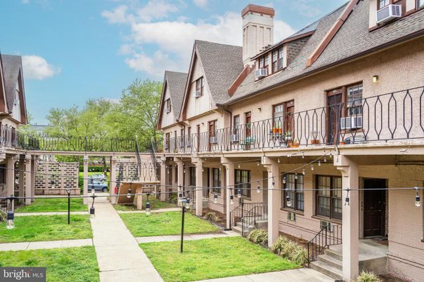 Exterior, Facade, Rowhouse