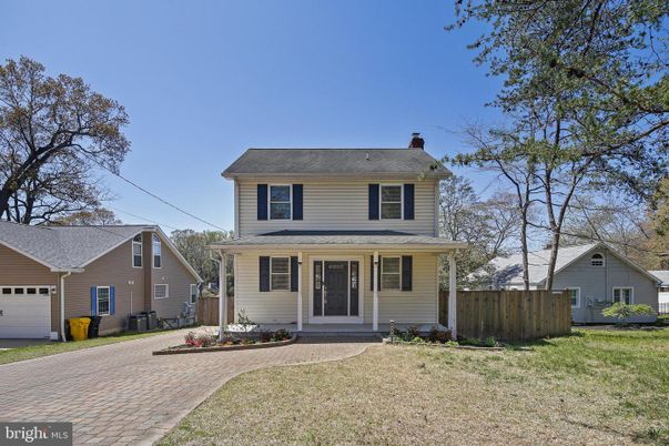 Attached, Exterior, Facade, American Foursquare