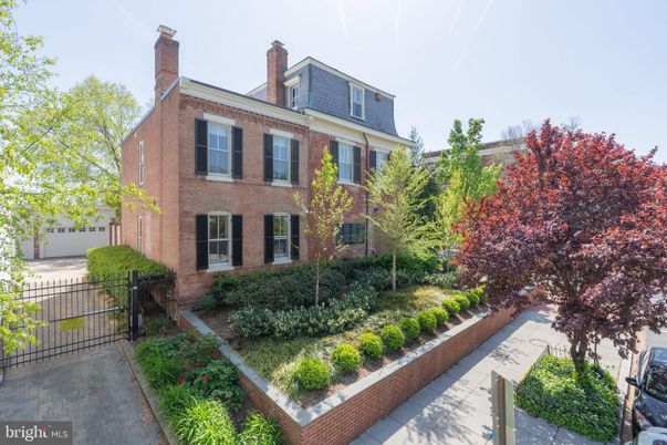Exterior, Facade, Brick Facade, Georgian
