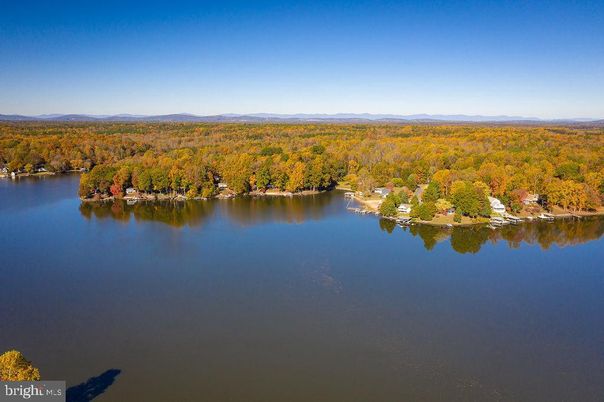 Exterior, Lake