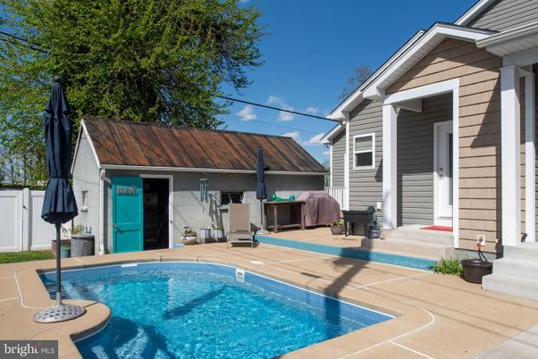 Exterior, Pool