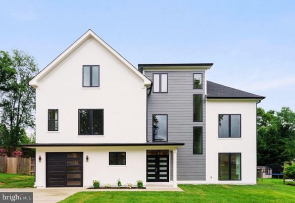Attached, Exterior, Facade, Farmhouse