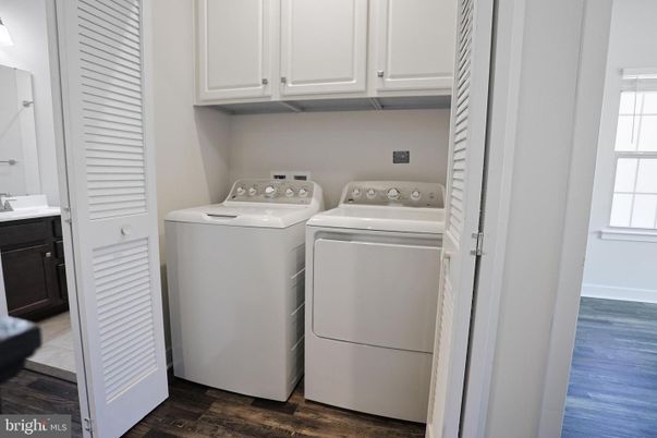 Interior, Utility Closets, Washer, Wood Texture Flooring