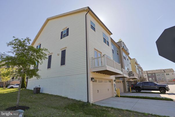 Attached, Exterior, Facade, None
