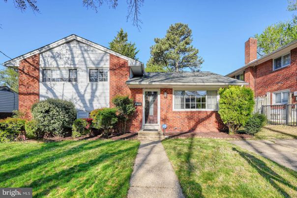Exterior, Facade, Brick Facade, Split Level