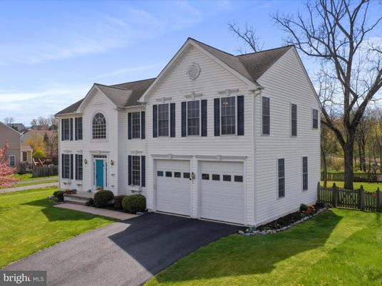 Attached, Exterior, Facade, Farmhouse
