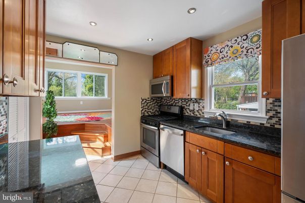 Dining room, Interior, Kitchen, Recessed Lighting, Stainless Steel Appliances