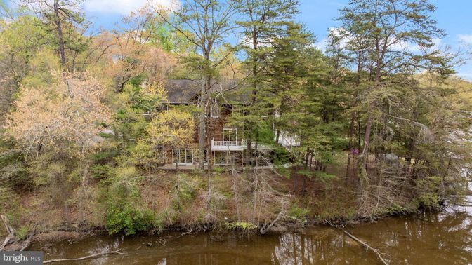 Exterior, Lake