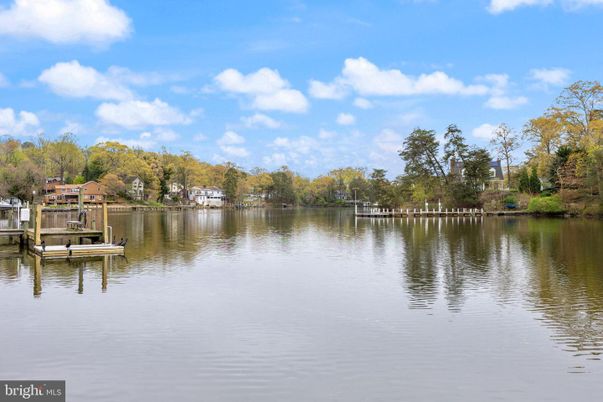 Exterior, Lake